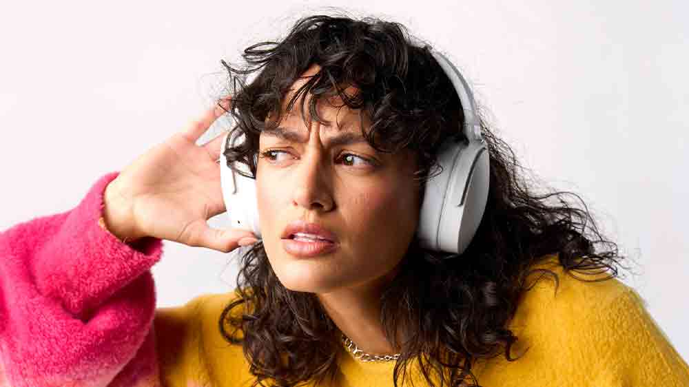 Žena so slúchadlami Skullcandy Hesh Evo Bone Orange_03