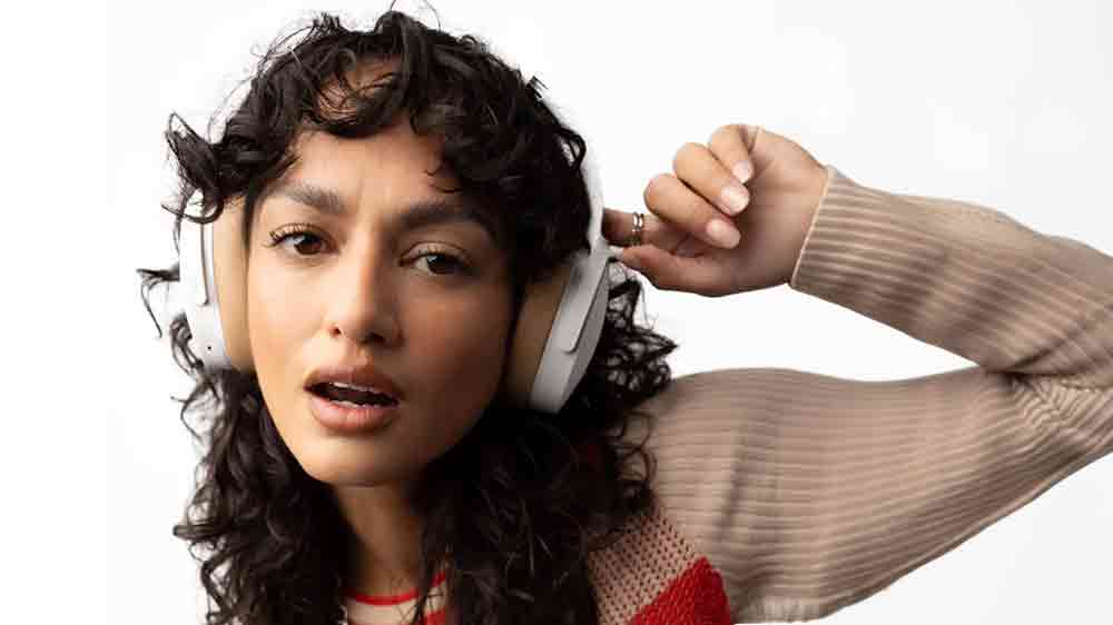 Žena se slucháty Skullcandy Crusher ANC 2 Orange_02