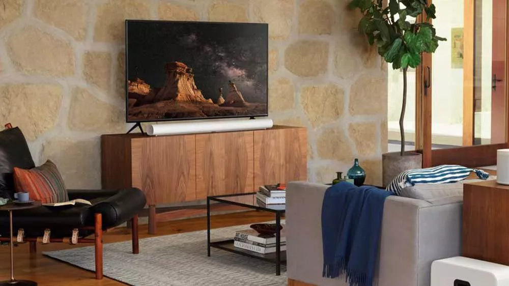 Soundbar umístěný v obývacím pokoji_03