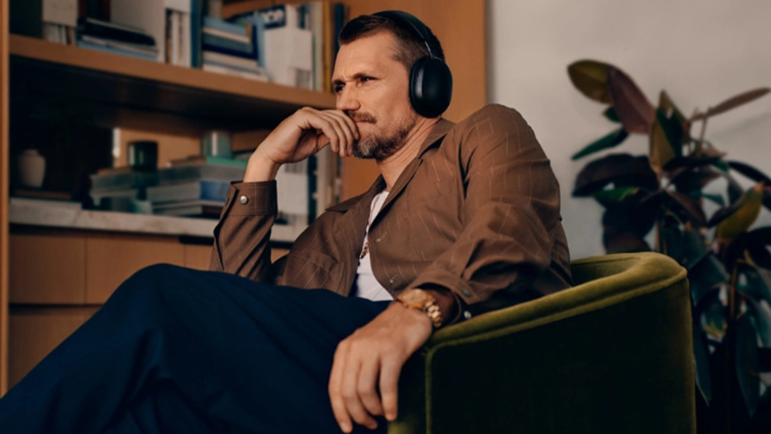 Muž se sluch&aacute;tky Sonos Ace