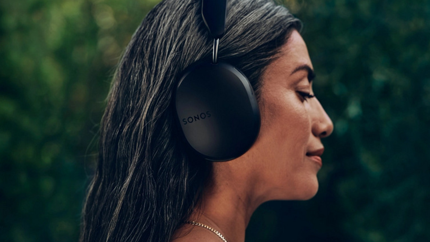 Žena se sluch&aacute;tky Sonos Ace