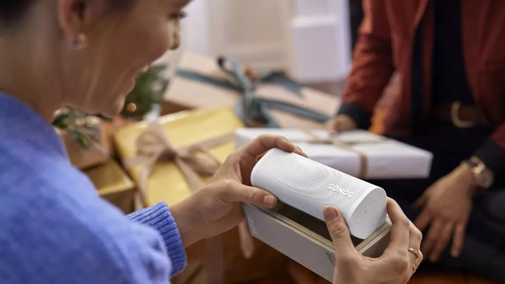 Osoba používá bezdrátový reproduktor Sonos.