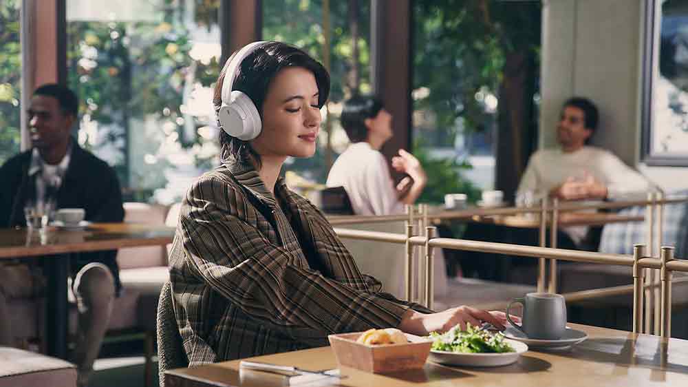 Muž užívající si poslech hudby_02