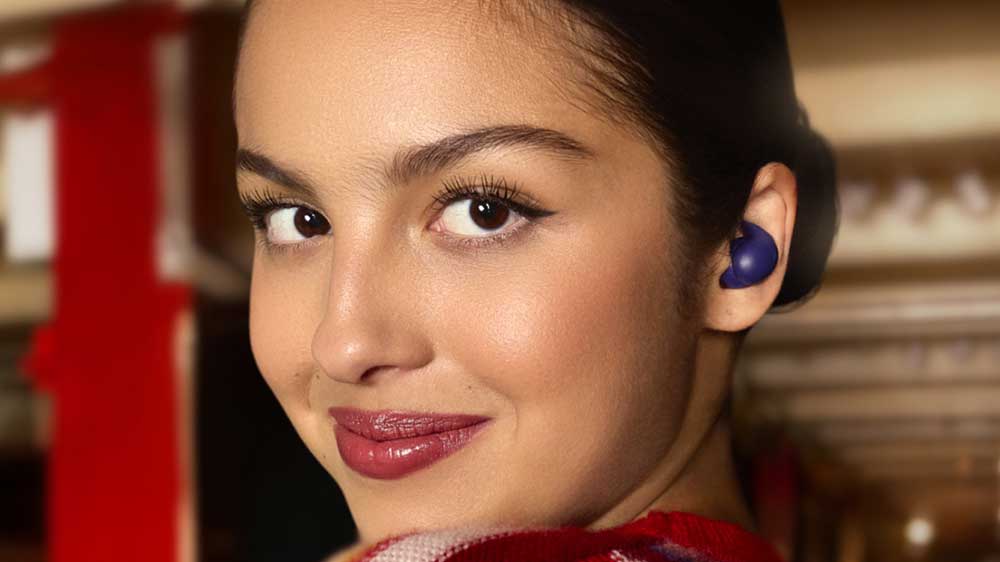 Mladá žena se sluchátky Sony LinkBuds Fit_02