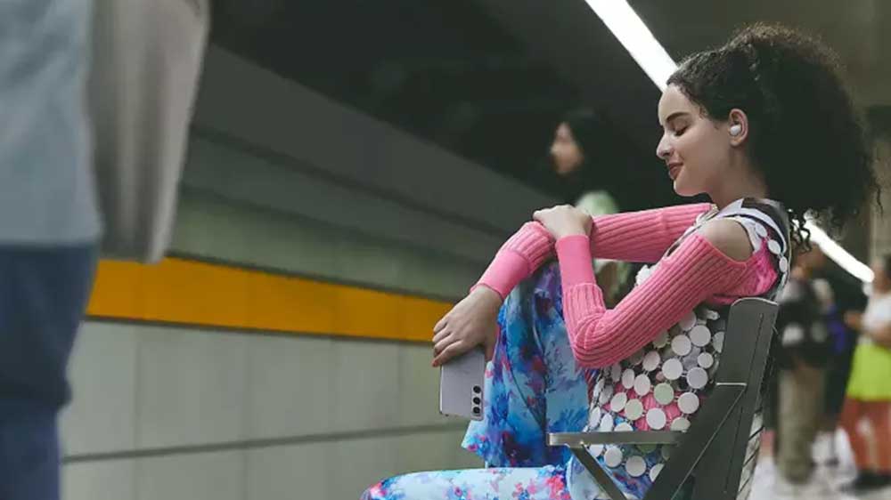 Slečna si vychutnává poslech hudby v metru_04