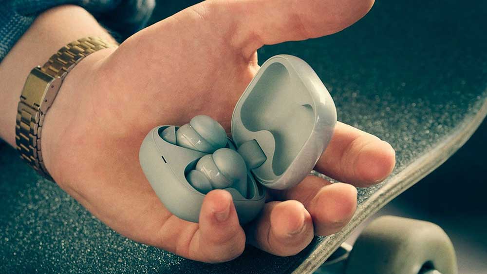 Ruka držící sluchátka Bezdrátová sluchátka Sony LinkBuds Fit _05