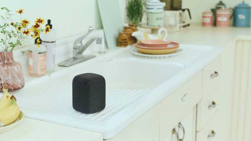 Přenosný reproduktor Sony LinkBuds Speaker černý v interiéru _02