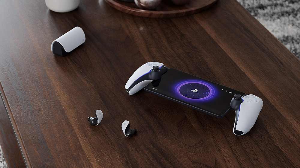 Slúchadlá pre PlayStation 5 Sony Pulse Explore Midnight Black na stole s konzolou PlayStation_03