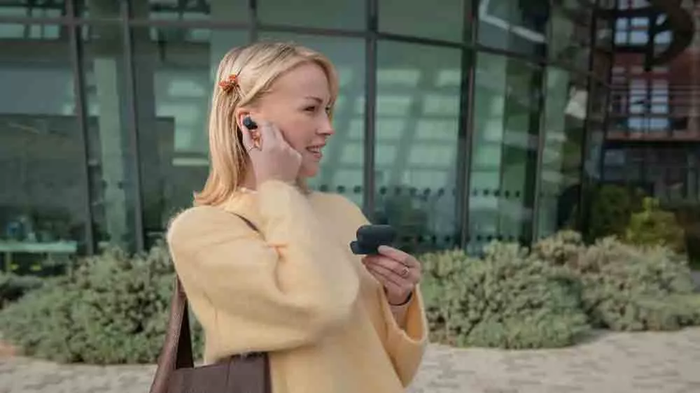 Žena použ&iacute;vaj&iacute;c&iacute; bezdr&aacute;tov&aacute; sluch&aacute;tka Sony WF-C710N Black_02