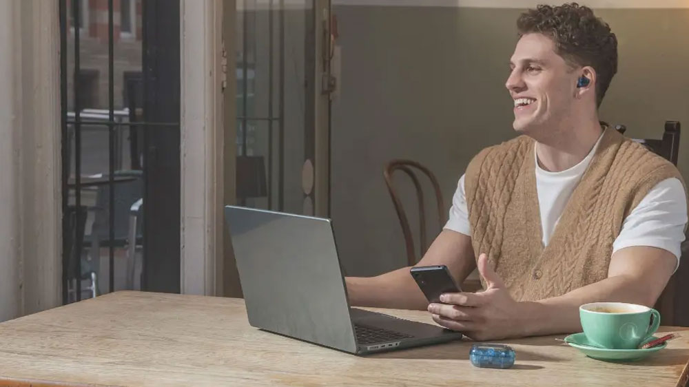 Muž so slúchadlami Sony WF-C710N_02