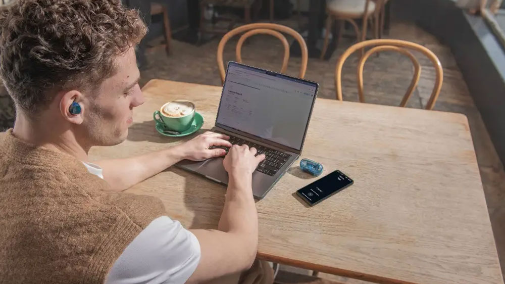 Muž so slúchadlami Sony WF-C710N_04