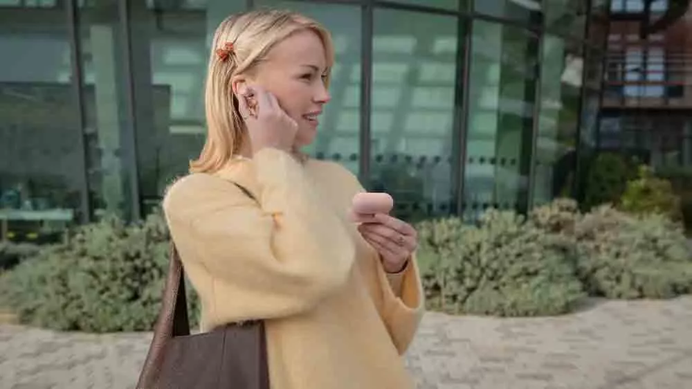 Žena používající bezdrátová sluchátka Sony WF-C710N Pink_02