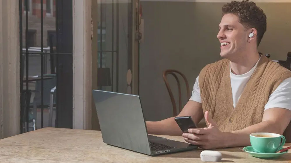 Muž so slúchadlami Sony WF-C710N_02