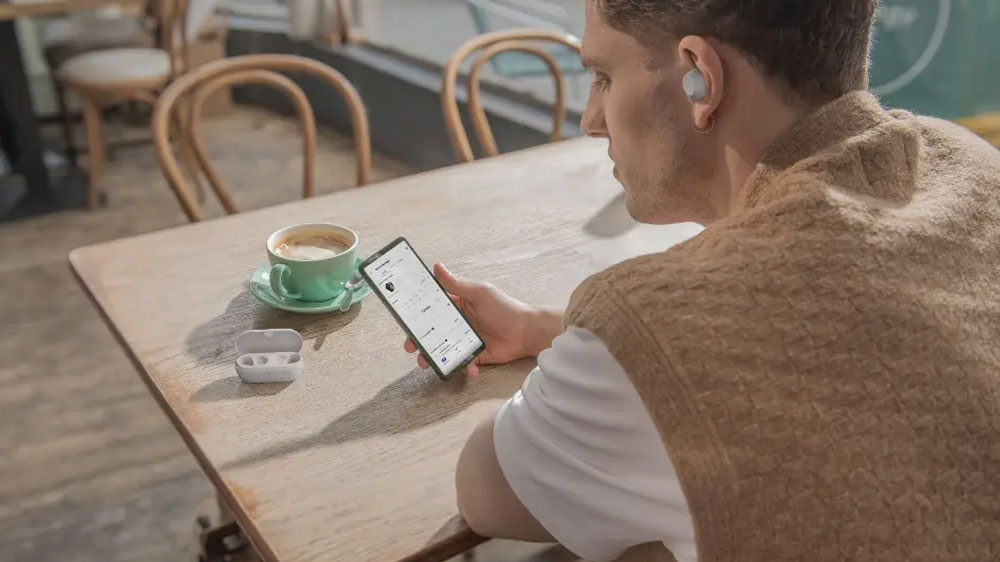 Muž so slúchadlami Sony WF-C710N_03