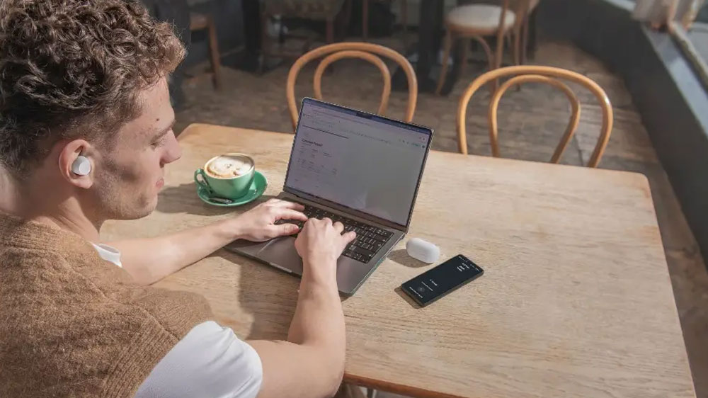 Muž so slúchadlami Sony WF-C710N_04