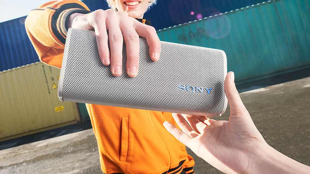 Podávanie reproduktora Sony ULT FIELD 3 z ruky do ruky_02