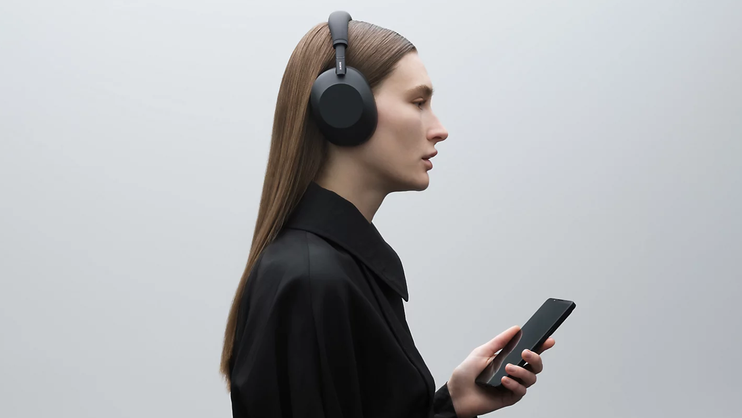 Žena se sluchátky Sony WH-1000XM6