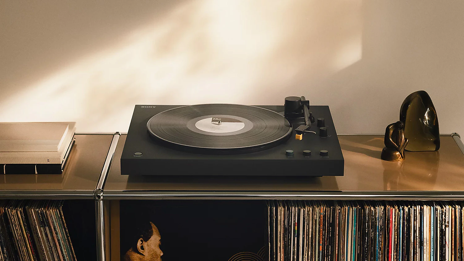 Gramofon Sony PS-LX5BT na skříňce
