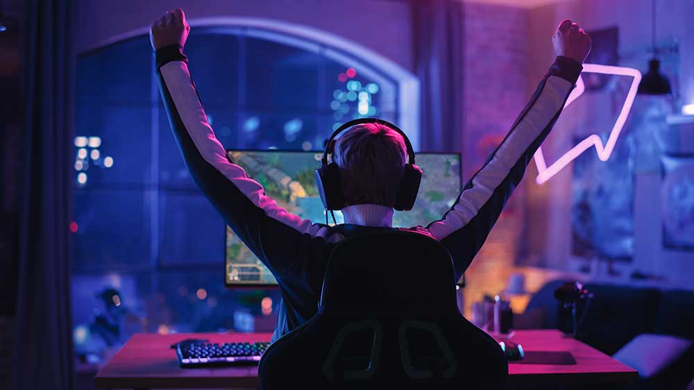 Radující se hráč s herními sluchátky_03