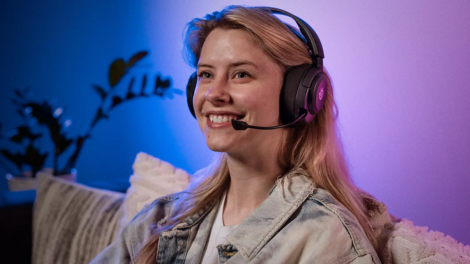 Mladá žena so slúchadlami SteelSeries Arctis Nova 5 Black