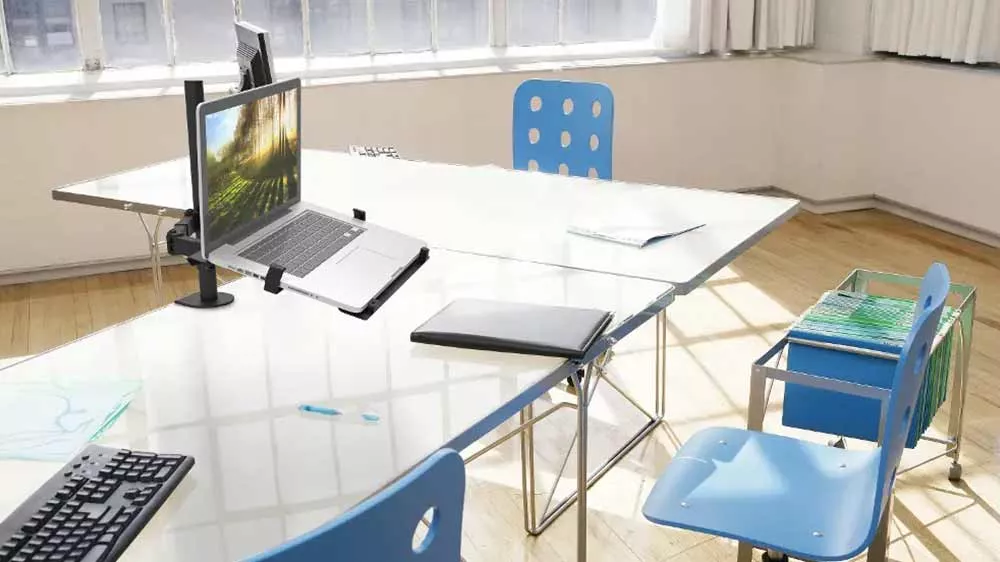 Držák notebooku Stell SAA 4000 v kanceláři_03