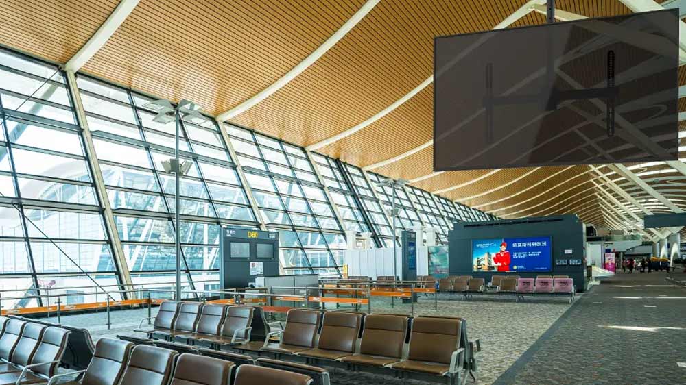 TV umístěná v hale_02