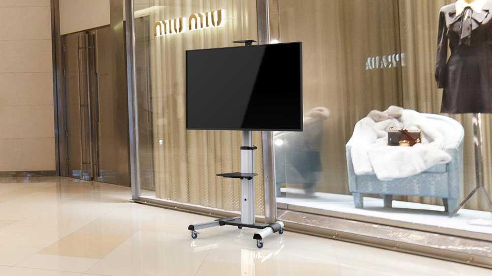 Podlahový stojan na televizi Stell SOS 4100 před vitrínou v obchodě_02