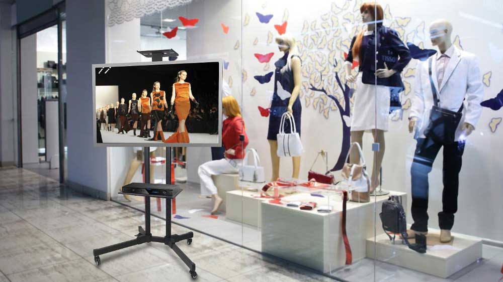 Podlahový stojan na televizi Stell SOS 4000 před vitrínou v obchodě_02