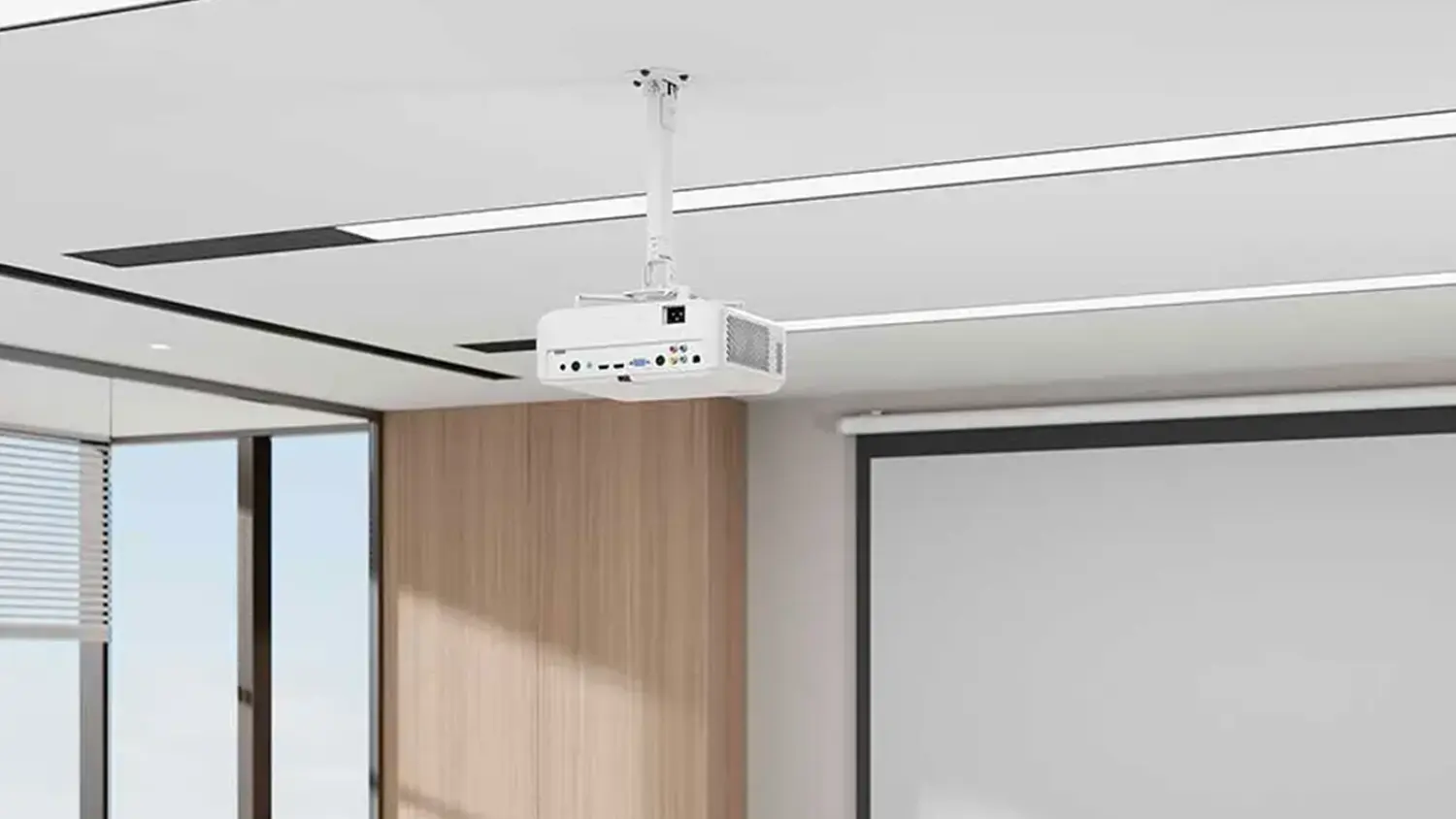 Detail na projektor umístěný v kanceláři