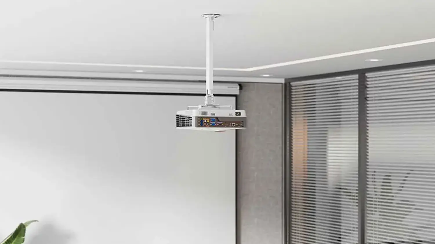 Detail na projektor umístěný v kanceláři