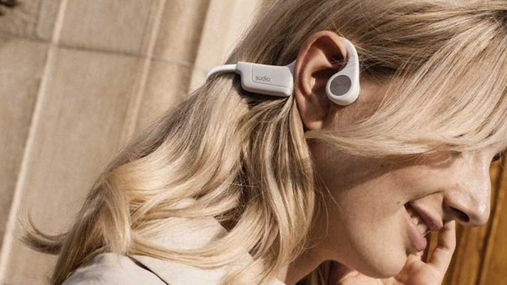 Žena s bezdrátovými sluchátky Sudio B2_02