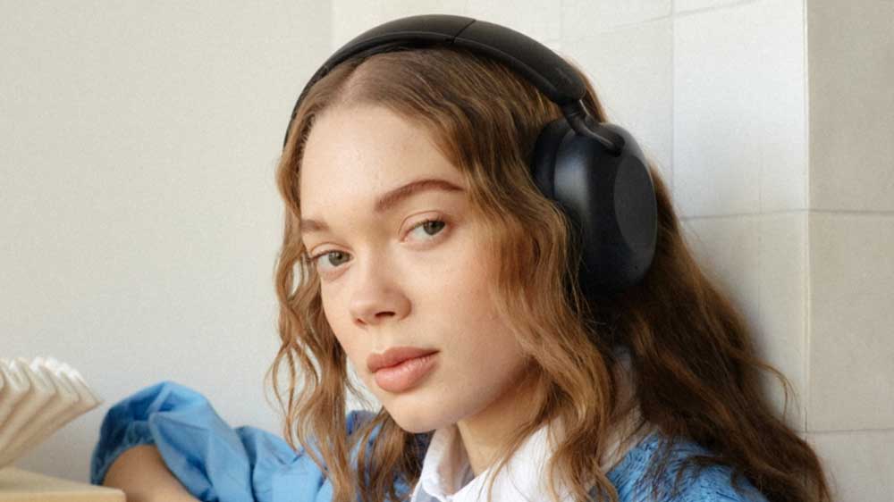 Dívka s bezdrátovými sluchátky Sudio K2_02