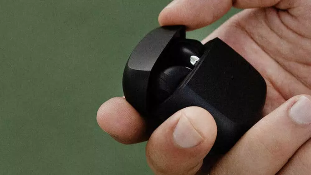 Ruka drž&iacute;c&iacute; nab&iacute;jec&iacute; pouzdro s bezdr&aacute;tov&yacute;mi sluch&aacute;tky Sudio N2 Black_04