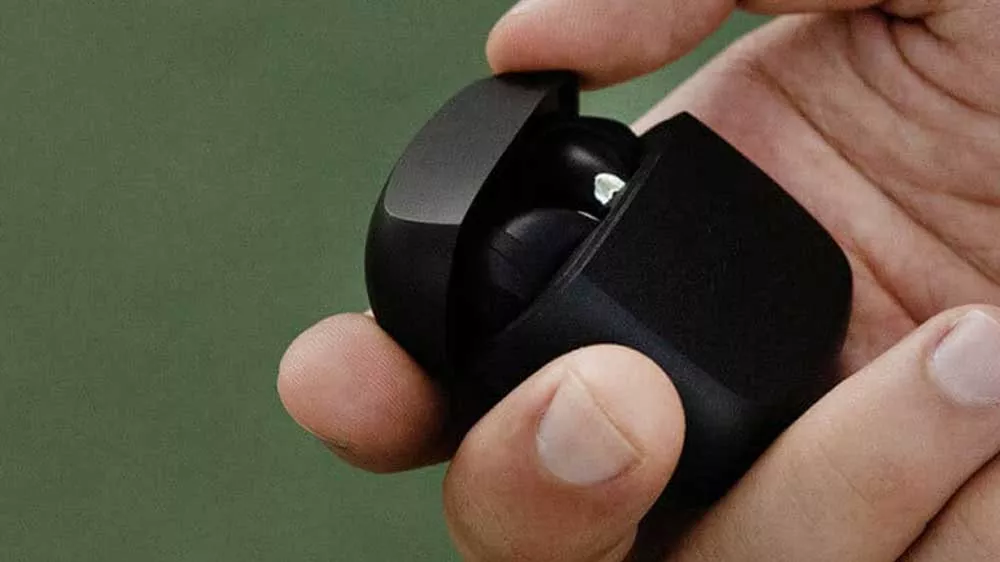Ruka držící nabíjecí pouzdro s bezdrátovými sluchátky Sudio N2_04