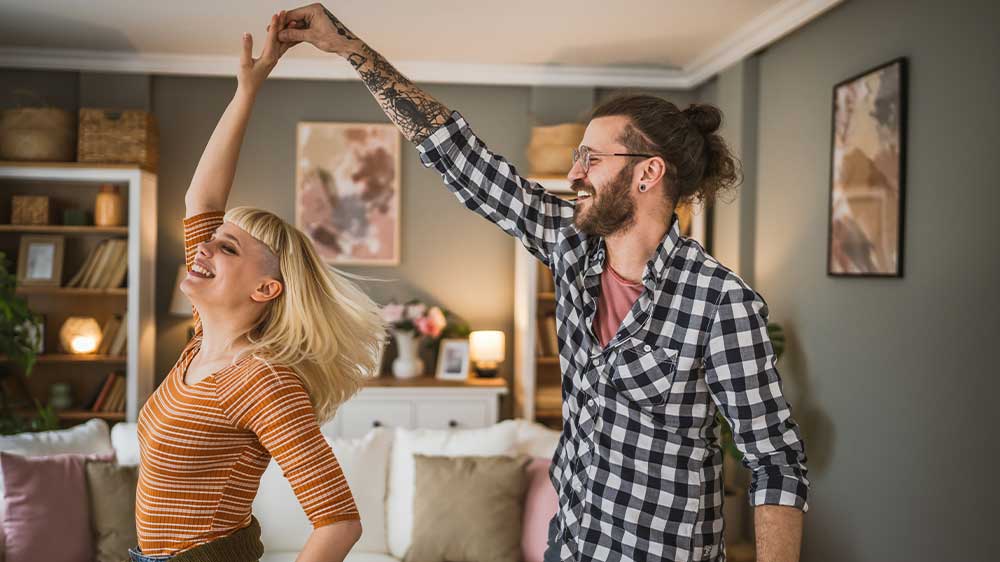 Tancující dvojice v obýváku_02