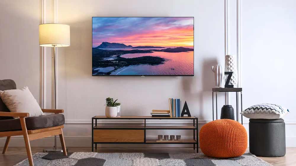 QLED televize TCL 32V5C na stěně v obýváku_02