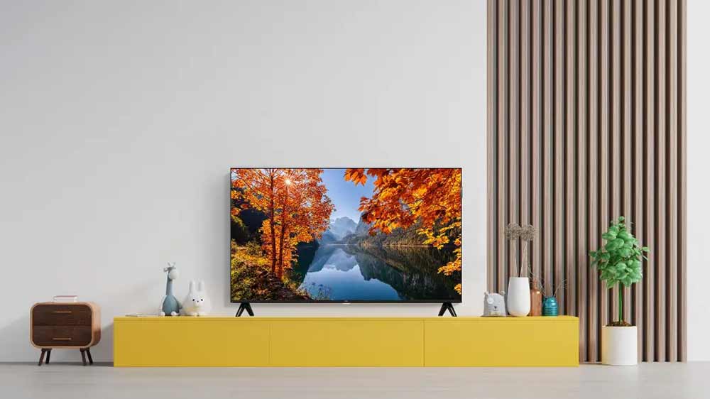 QLED televize TCL 40S59K umístěná na komodě_02