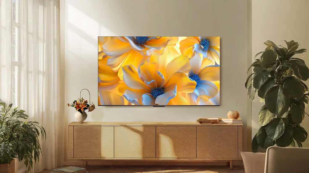 Smart TV TCL 50C69KS Mini LED QLED na stěně v obývacím pokoji_02