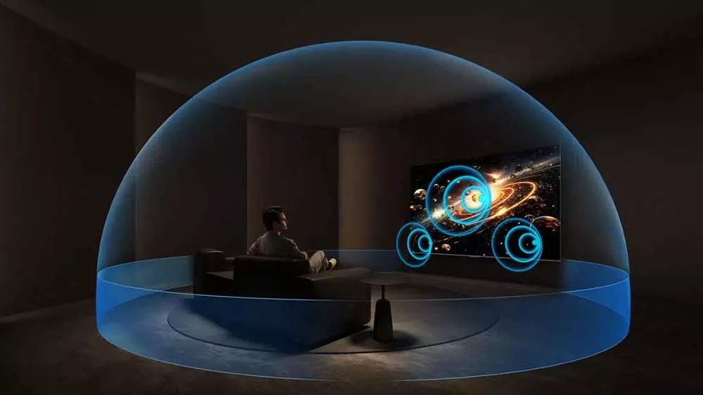 Muž sledující smart TV TCL a vizualizace prostorového zvuku se zvukovým systémem ONKYO 2.1 s Dolby Atmos_05
