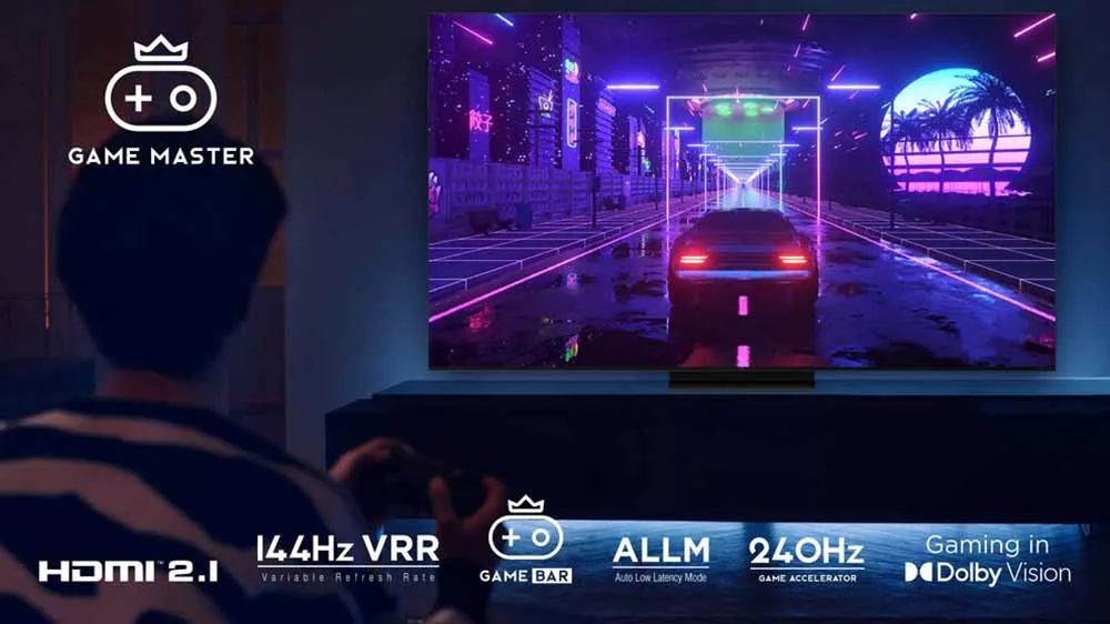 Muž hraje hru na chytré televizi TCL, která nabízí řadu funkcí pro hráče_06