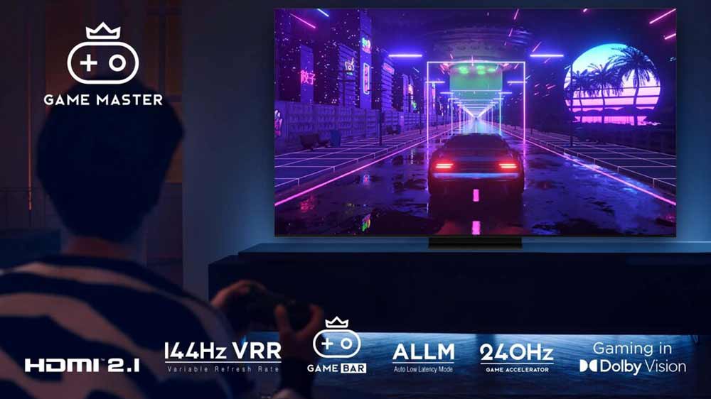 Muž hrá hru na smart televízore TCL, ktorý ponúka rad funkcií pre hráčov_06