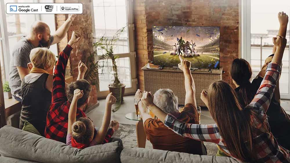 Nadšená rodina sleduje športové prenosy na smart televízore TCL podporujúcim ChromeCast a Airplay 2_07