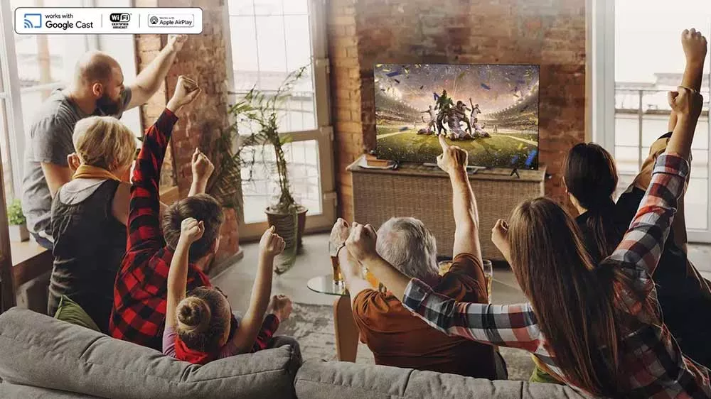 Nadšená rodina sleduje sportovní utkání na chytré televizi TCL podporující ChromeCast a Airplay 2_07