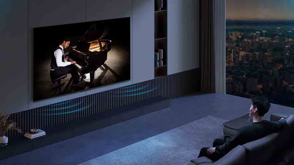 Muž sledující televizi_04