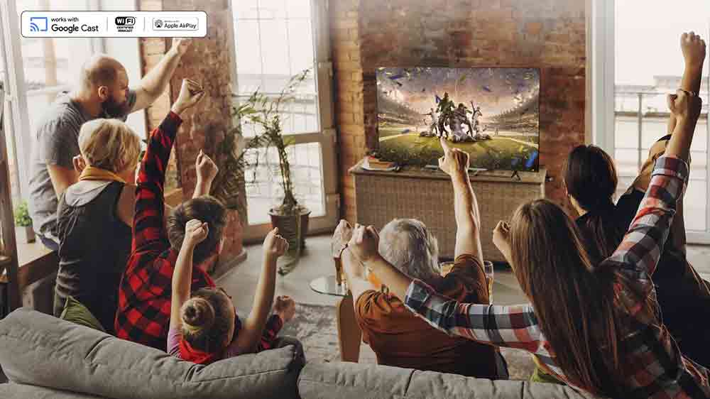 Rodina sleduje zápas na televízore TCL_06