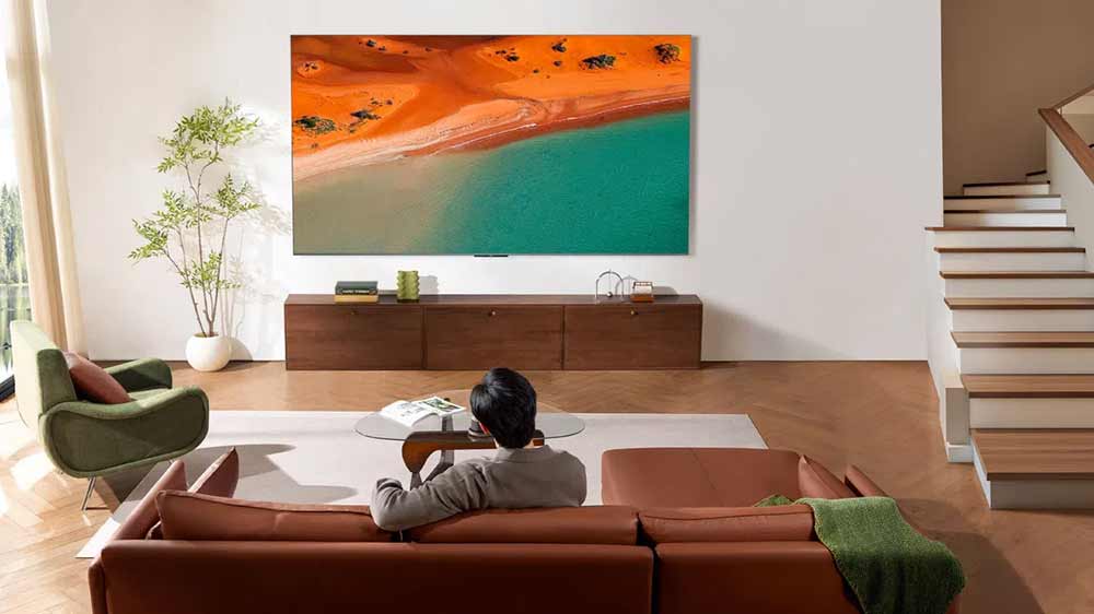 Televízor TCL 75C8K Mini LED QLED na stene v obývacej miestnosti_02
