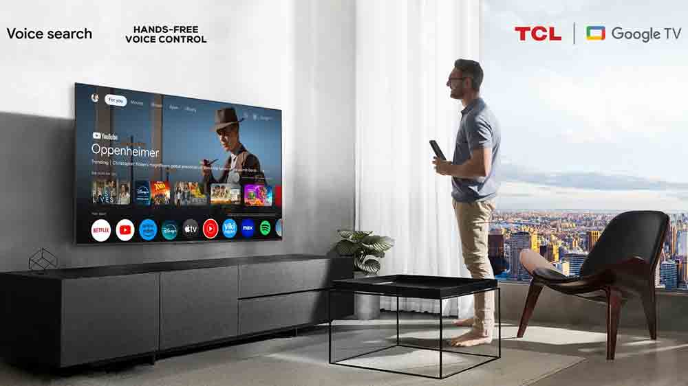 Muž sledujte televizi TCL 85T69C_02