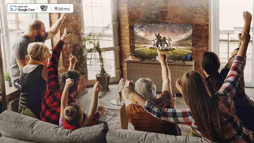 Rodina sleduje zápas na televizi TCL 85T69C_06