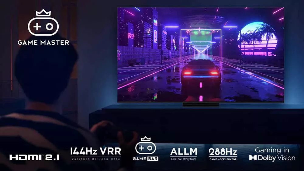 Muž hr&aacute; hru na telev&iacute;zore TCL
