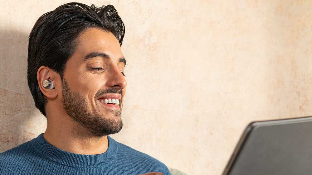 Sluch&aacute;tka Technics EAH-AZ100 TWS Sl, muž se sluch&aacute;tky u pc_02